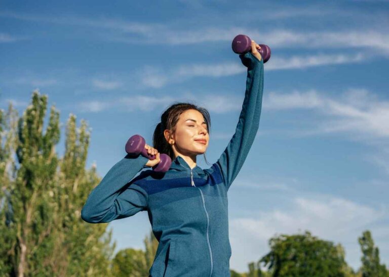 medium-shot-woman-practicing-with-dumbbells (1)
